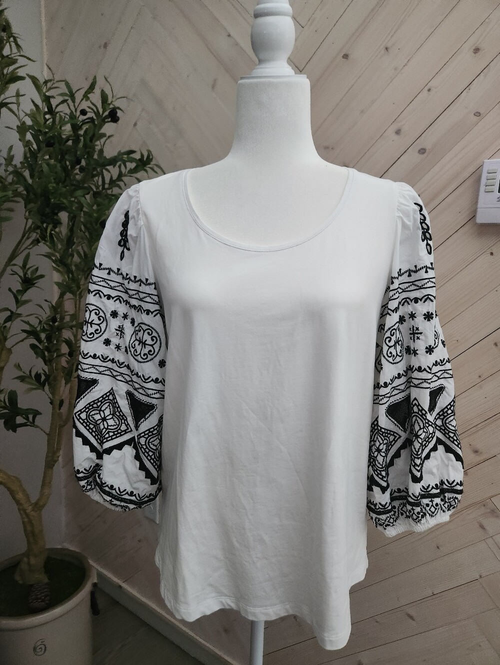 Chicos White Embroidered Puff-Sleeve Women's Top